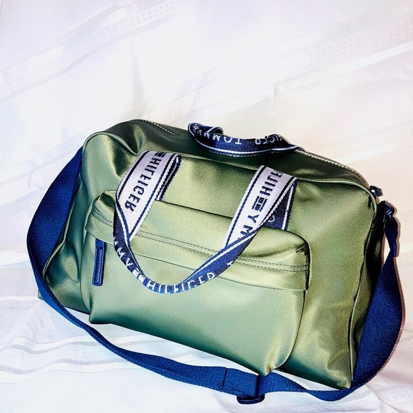 tommy hilfiger Green duffle bag in size medium Bag Trendy Affordable Price Deal - Picture 2 of 9